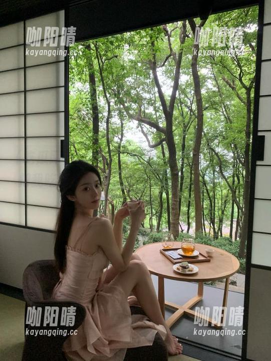 吃瓜网 吃瓜网17官网临时决定,要不要把我吃西瓜的姿势也搬上去?太离谱了吧!