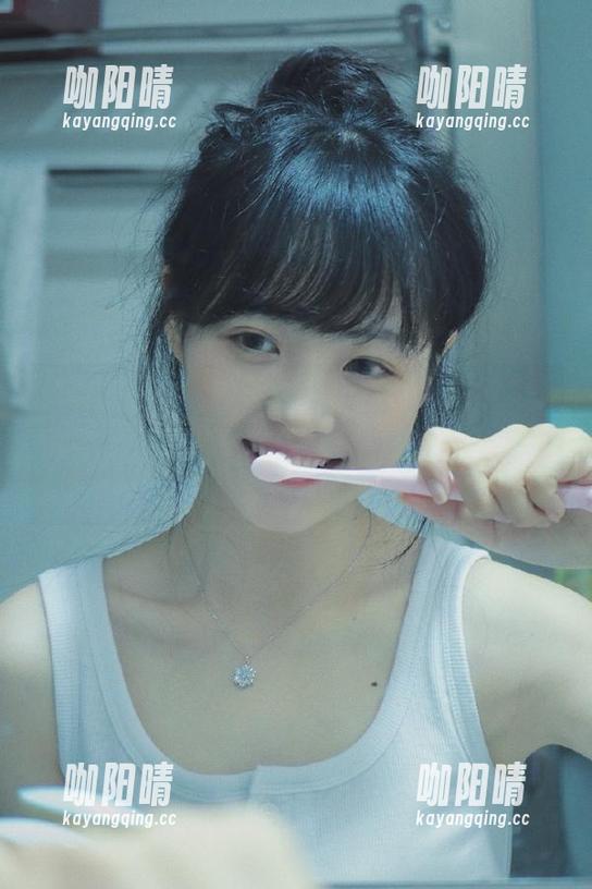 黑料社app下载后，我的正能量都要冲上天了，可这小肚子上的……不太好说